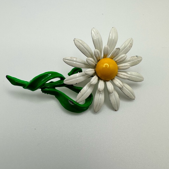Vintage 1960s Flower Pin Vintage 60s White Daisy Enameled Flower Brooch - Picture 3 of 6